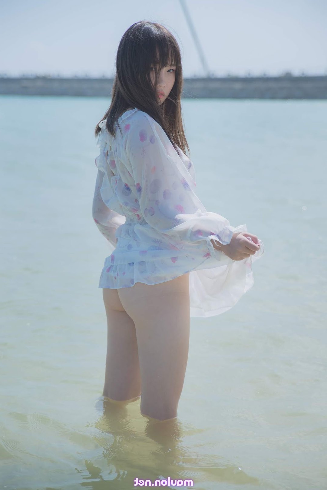 Em gái thả rông trên biển mênh mông (22 Pic) | MauLon.Xyz