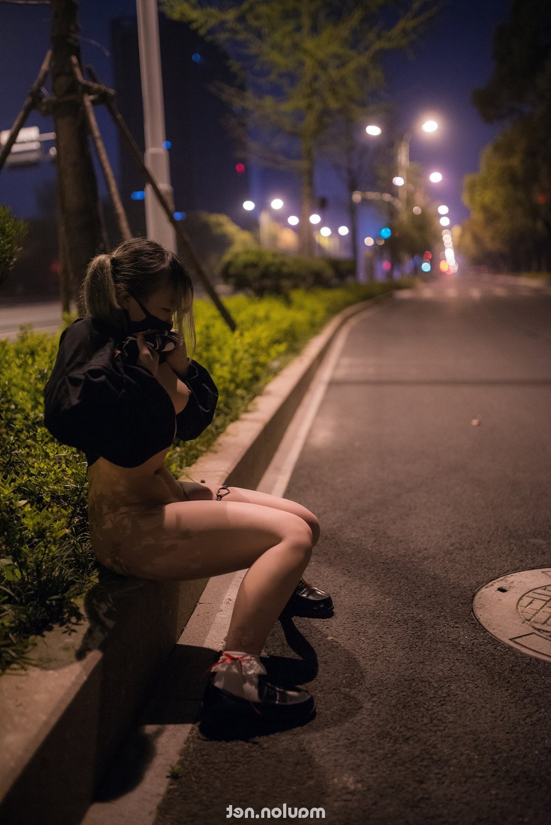 Tội nghiệp cô bé nửa đêm đi lạc không biết đường về nhà (51 Pic) | MauLon.Xyz